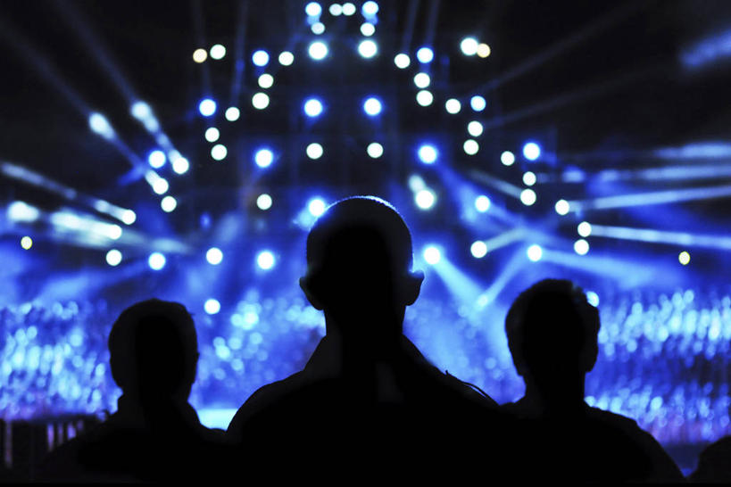 成年人,脸,头,脸颊,三个人,横图,室内,夜生活,法国,巴黎,首都,音乐,肩膀,背面,蓝色,看,摄影,照亮,剪影,法兰西岛大区,头部,脸部,脸蛋,面部,彩图,舞台灯光