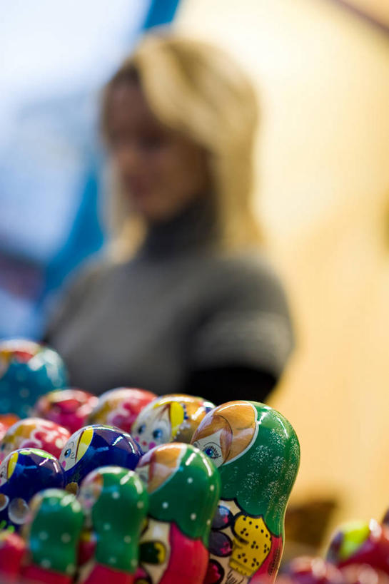 成年人,头发,一个人,竖图,室外,特写,白天,西班牙,欧洲,仅一个女性,许多,娃娃,市场,很多,休闲装,金色,零售,摄影,多样,南欧,俄罗斯套娃,西班牙王国,阿拉贡,阿拉贡自治区,萨拉戈萨,美术工艺,萨拉戈萨省,彩图,俄罗斯文化