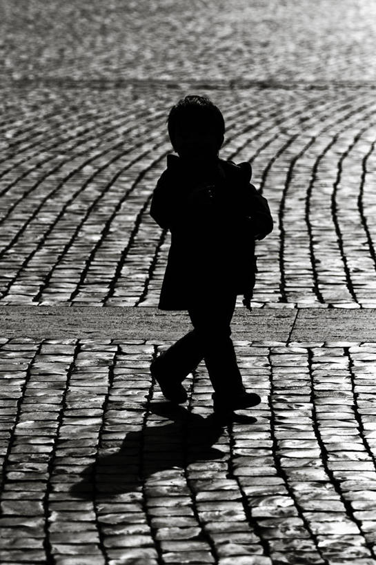 儿童,一个人,竖图,黑白,室外,白天,纯洁,意大利,阴影,人行道,首都,可爱,童年,童趣,摄影,剪影,童真,烂漫,无邪,意大利文化,圣彼得广场,天真,步行