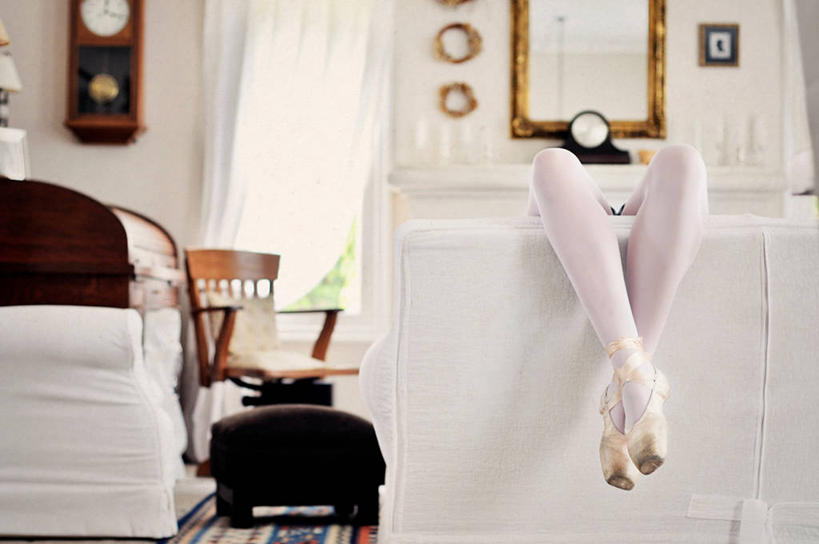 儿童,腿,一个人,横图,室内,白天,纯洁,床,椅子,德国,仅一个女性,仅一个人,二郎腿,小孩,仅一个小孩,疲倦,放松,可爱,童年,童趣,人体,摄影,部分,疲劳,起居室,疲惫,芭蕾舞鞋,困乏,童真,烂漫,无邪,疲乏,委顿,疲困,疲顿,疲钝,倦怠,怠倦,四肢,虚弱,天真,女孩,女人,女性,孩子,彩图,女生,芭蕾舞者