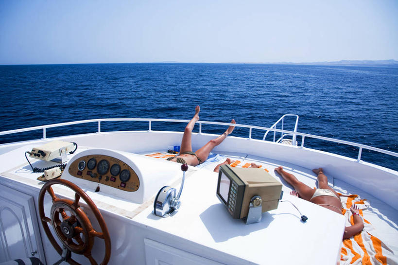 成年人,两个人,横图,室外,白天,比基尼,海洋,船,埃及,水平线,放松,运输,摄影,部分,中东,万里无云,仰卧,彩图