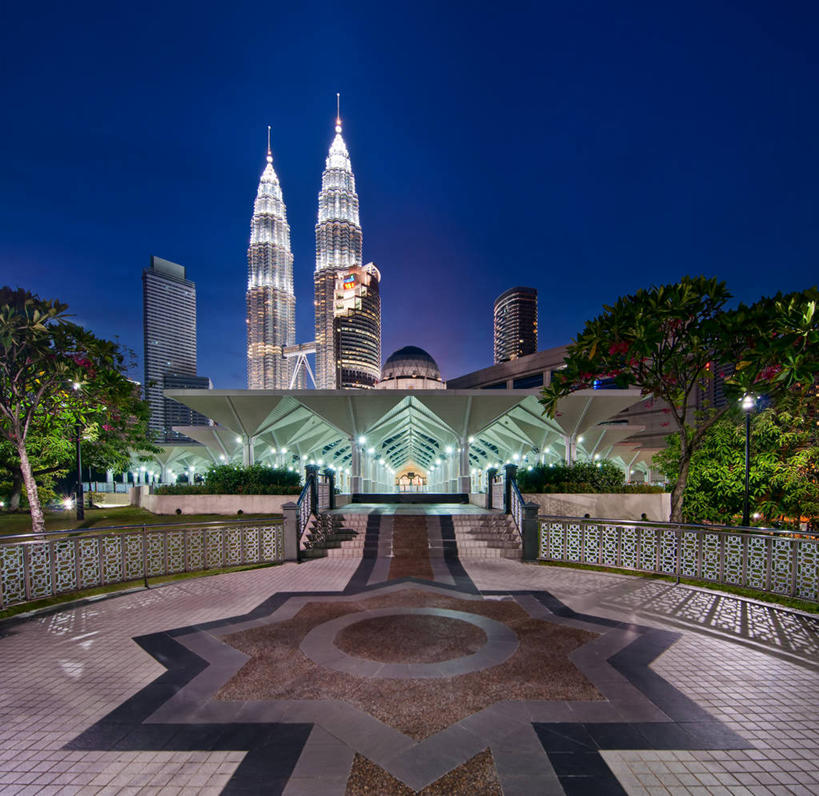 无人,横图,室外,夜晚,城市,建筑,路灯,摩天大楼,马来西亚,亚洲,首都,树,地标建筑,摄影,宗教,东南亚,照亮,伊斯兰教,圆顶建筑,双子塔,万里无云,吉隆坡,双子星塔,吉隆坡石油双塔,吉隆坡双子星塔,佩重纳斯大厦,马来西亚联邦,彩图,双峰塔,马来文化
