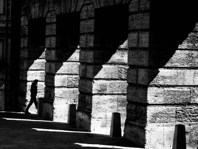 成年人,一个人,横图,黑白,室外,白天,侧面,建筑,日光,意大利,仅一个男性,柱子,大门,摄影,西西里,剪影,巴勒莫,步行,独处
