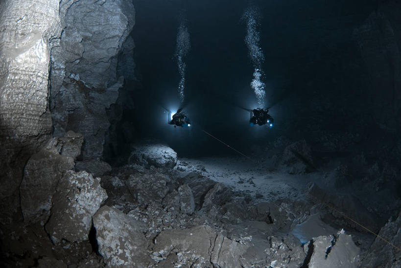 成年人,中年人,老年人,两个人,横图,室外,探险,水下,俄罗斯,探索,摄影,烫发,手电筒,冒险,老年男性,中年男性,彩图,水肺潜水,俄罗斯人,车里雅宾斯克