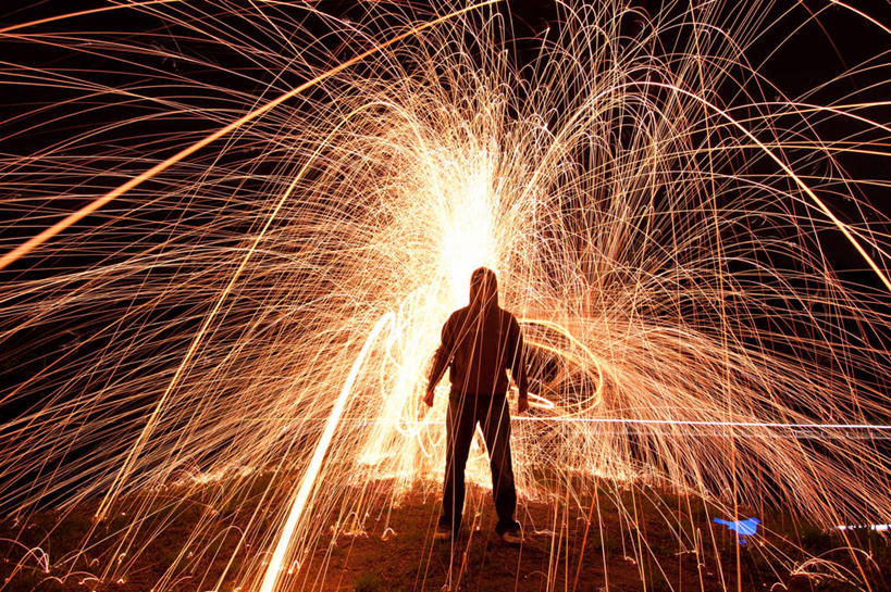 成年人,一个人,站,横图,室外,夜晚,爆炸,日本,仅一个男性,淋浴,庆祝,日本文化,火花,热,摄影,照亮,剪影,冈山县,彩图