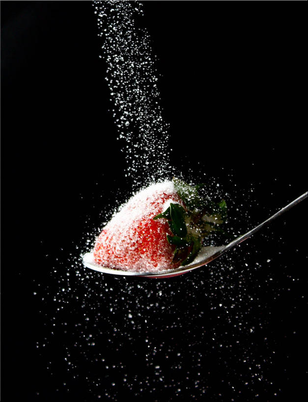 无人,竖图,特写,草莓,水果,香港,喷,准备,飞溅,黑色背景,糖,饮食,汤匙,摄影,清新,健康食物,彩图,影棚拍摄