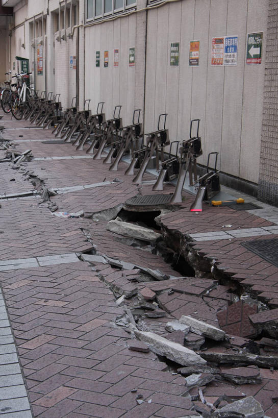 无人,竖图,室外,白天,建筑,自行车,日本,破碎,人行道,自然灾害,横滨,破坏,破损,摄影,粉碎,损坏,毁坏,毁灭,摧毁,地震,自行车架,危险,彩图