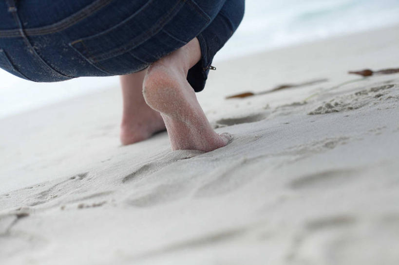 一个人,横图,室外,特写,白天,度假,寂寞,海洋,城市,美国,沙子,黑色,赤脚,摄影,部分,北美,北美洲,加利福尼亚,美洲,加州,洛杉矶,加利福尼亚州,金州,黄金州,北亚美利加洲,亚美利加洲,天使之城,蒙市,蒙特利公园市,步行,彩图,美利坚合众国