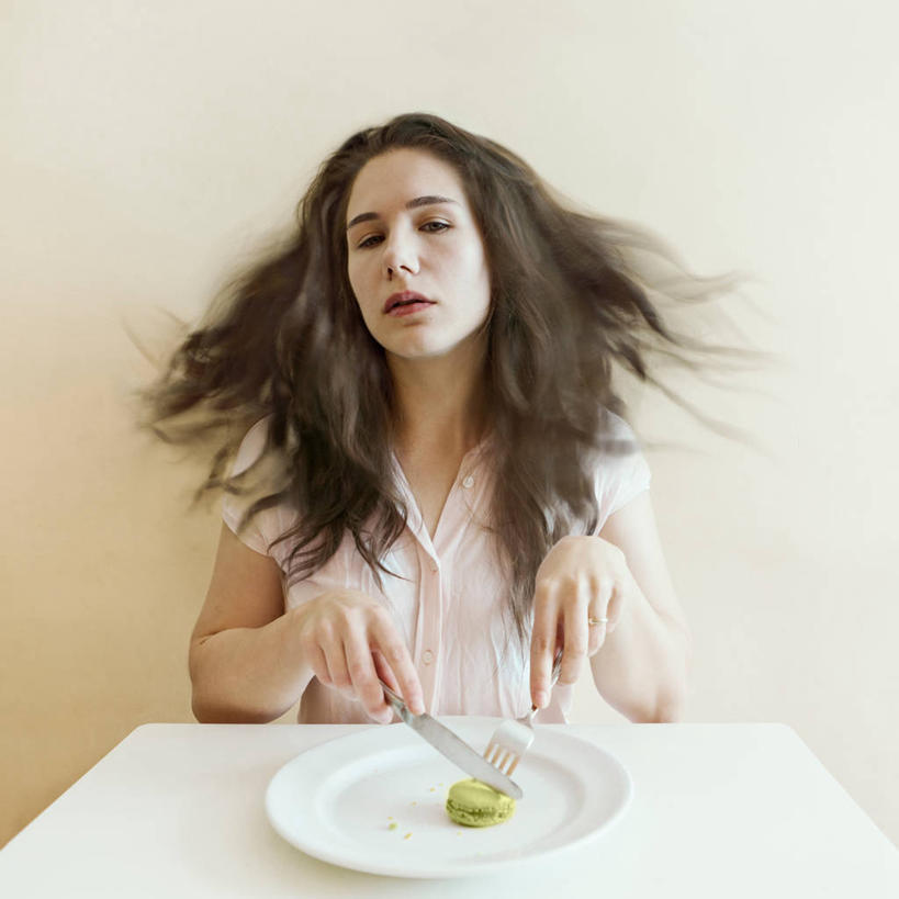 西方人,成年人,脸,头,脸颊,一个人,方图,室内,桌子,西班牙,欧洲,巴塞罗那,欧洲人,仅一个年轻女性,仅一个女性,仅一个人,叉,拿着,休闲装,饮食,肩膀,盘子,个性,摄影,餐刀,切断,年轻女性,女人,女性,白种人,年轻人,头部,脸部,脸蛋,面部,彩图,蛋白杏仁饼,态度