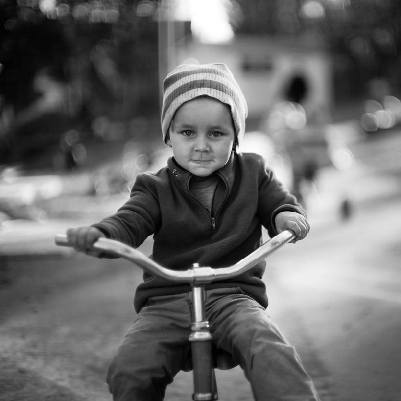 儿童,一个人,坐,微笑,方图,黑白,正面,满意,纯洁,自行车,帽子,挪威,仅一个男性,仅一个人,拿着,休闲装,小孩,仅一个小孩,骑车,可爱,童年,童趣,摄影,肖像,童真,烂漫,无邪,编织帽,特隆姆瑟,天真,男孩,男人,男性,孩子,男生