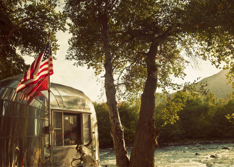 无人,横图,室外,骄傲,河流,日光,美国,摇摆,车,树,自然,黄昏,交通工具,美国国旗,摄影,加利福尼亚,载具,露营,身份,野营,房车,爱国主义,万里无云,宿营,露营车,彩图,拖挂式房车