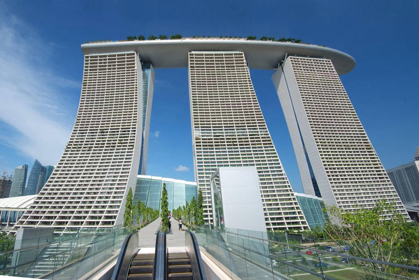 横图,室外,白天,仰视,建筑,新加坡,电动扶梯,云,树,天空,摄影,彩图,低角度拍摄,滨海湾金沙酒店