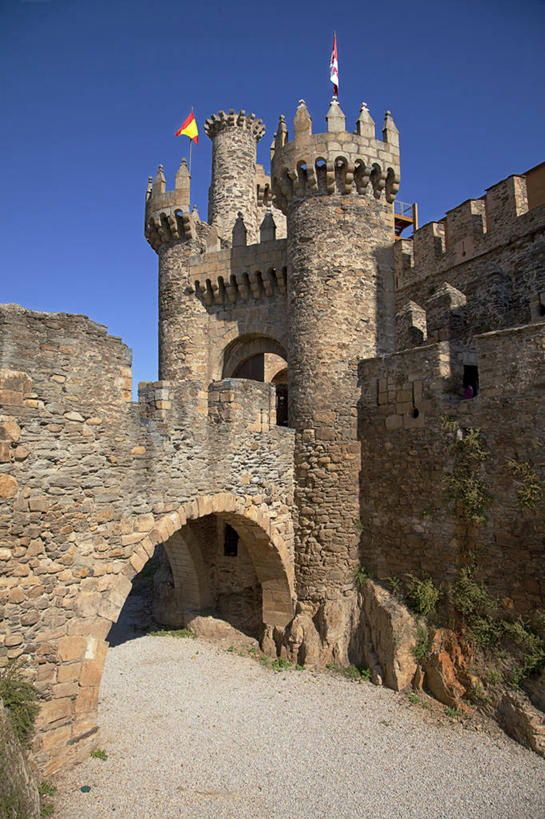 无人,竖图,室外,白天,建筑,旗帜,西班牙,欧洲,砖,城堡,拱门,历史,摄影,南欧,万里无云,西班牙王国,圣地亚哥.德孔波斯特拉古城,加利西亚,加利西亚自治区,莱昂省,彩图