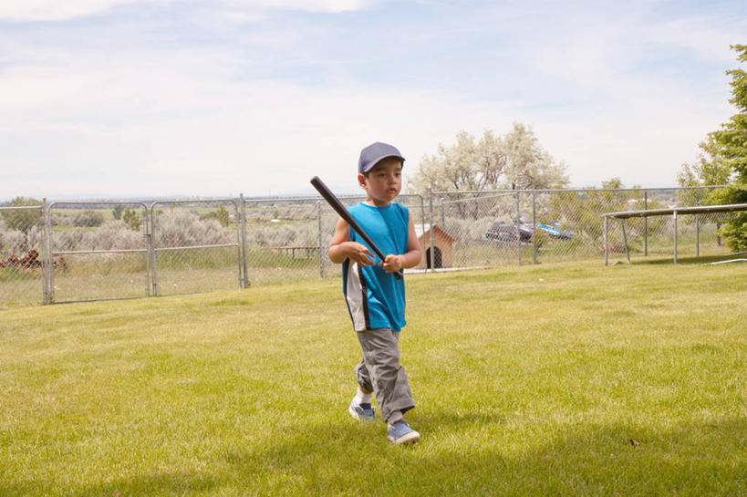 西方人,儿童,一个人,横图,室外,白天,纯洁,运动,蹦床,植物,欧洲,美国,欧洲人,仅一个男性,仅一个人,棒球棒,棒球帽,篱笆,休闲装,草,树,小孩,天空,自然,夏天,仅一个小孩,可爱,童年,童趣,摄影,后院,童真,烂漫,无邪,狗屋,天真,男孩,男人,男性,白种人,亚洲人,孩子,彩图,男生,菲律宾人