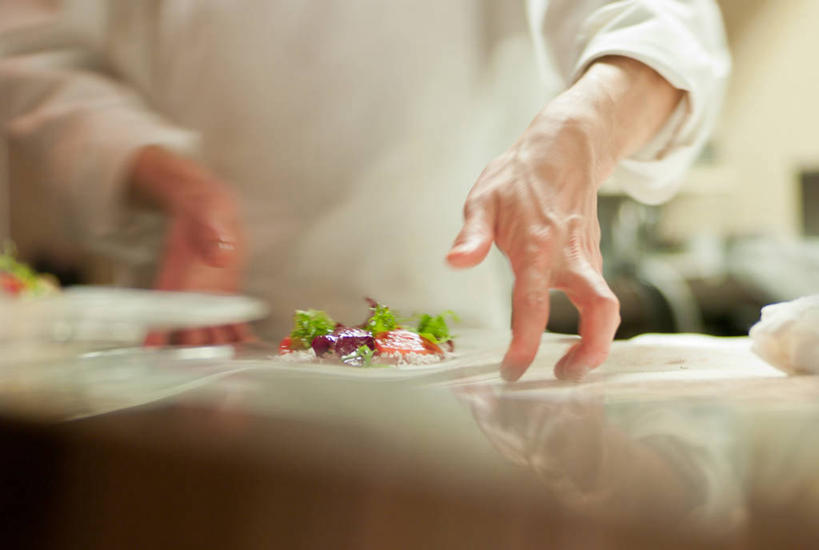 一个人,横图,室内,特写,白天,制服,厨房,东京,日本,准备,灶台,食品,首都,拿着,饮食,服务,摄影,部分,华贵,厨师服,主厨,彩图,灶间,餐馆,份量,商用厨房