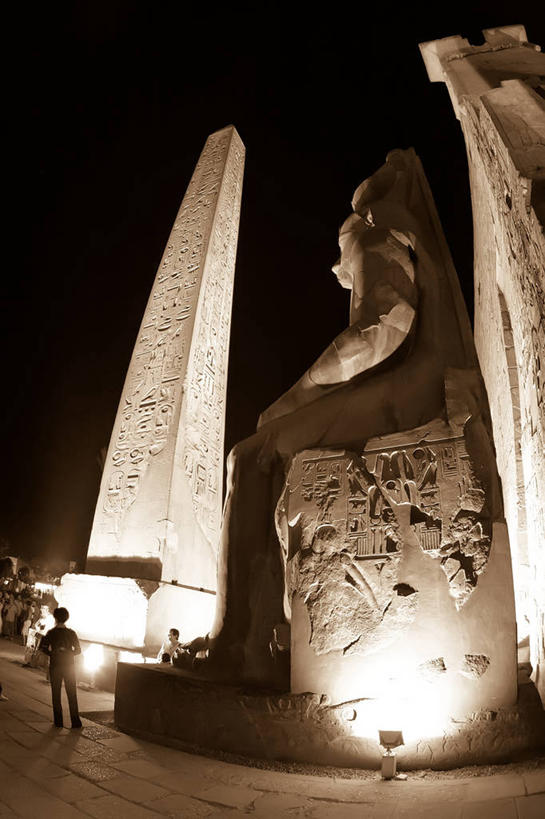一个人,站,竖图,室外,夜晚,埃及,标志,雕像,符号,柱子,休闲装,历史,标识,废墟,背面,摄影,宗教,中东,万里无云,鲁克索神殿,埃及文化,性别符号,古代文明,美术工艺,彩图,男性符号,埃及卢克索