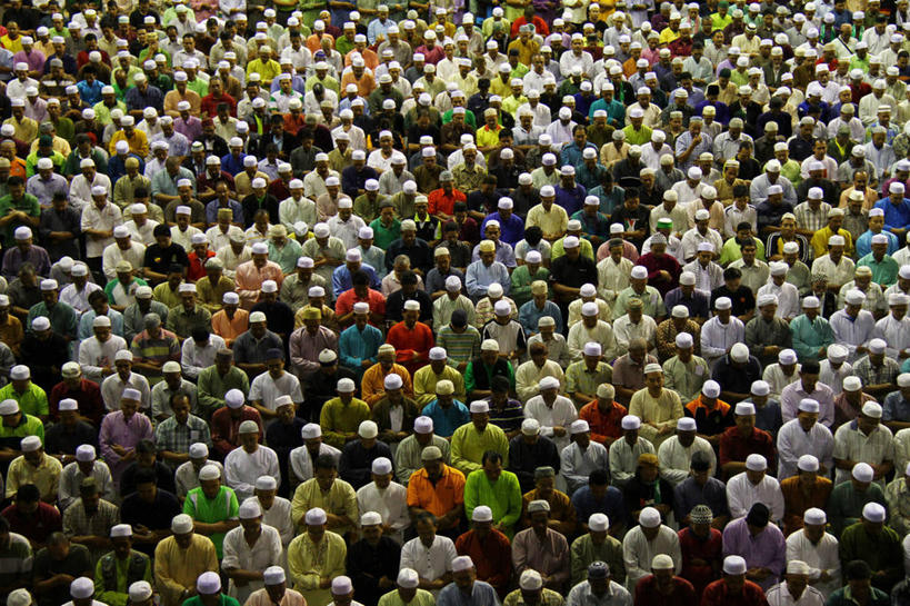 坐,横图,室外,白天,帽子,马来西亚,亚洲,一排,丰富,庆祝,整齐,许多人,休闲装,排列,祈祷,一群人,摄影,宗教,东南亚,伊斯兰教,队列,群众,首府,马来西亚联邦,赛蓝葛,莎阿南,雪兰莪,雪兰莪州,雪州,彩图,全画面,全框架,全帧,全画幅,朝拜者,传统文化