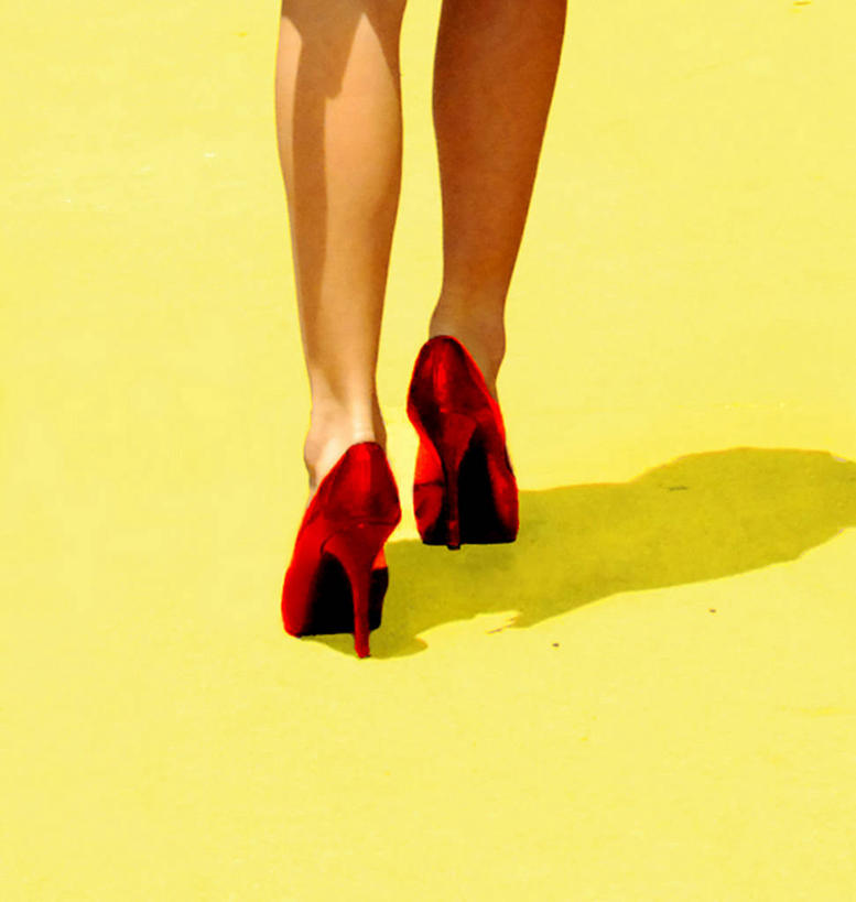 成年人,一个人,竖图,室外,白天,时尚,鞋子,美国,仅一个女性,阴影,黄色,红色,摄影,部分,步行,彩图