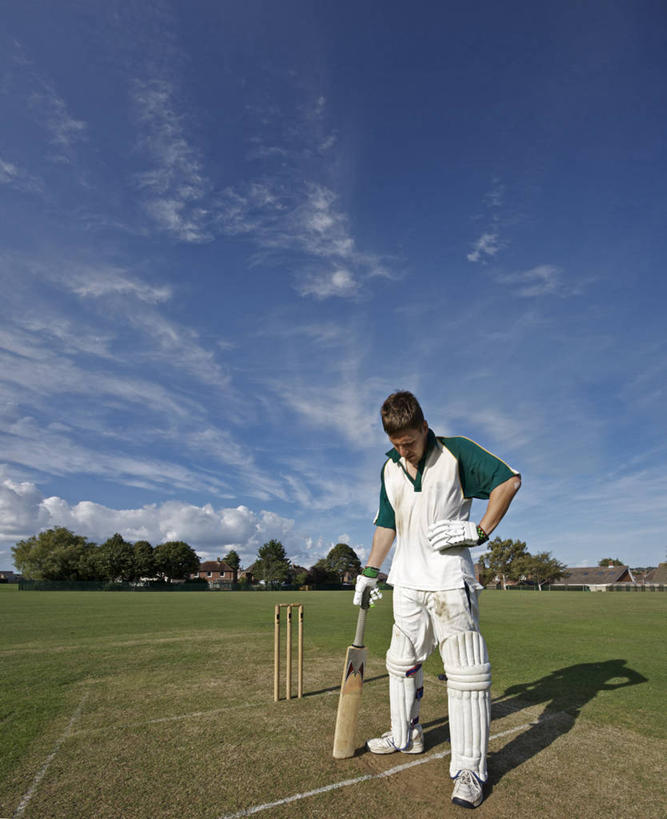 西方人,成年人,一个人,站,竖图,室外,白天,运动服,运动,竞争,英国,欧洲,欧洲人,仅一个男性,仅一个人,阴影,云,拿着,注视,草,树,仅一个年轻男性,天空,叉腰,观察,看,思考,摄影,观看,察看,关注,怀特岛,男人,男性,年轻男性,白种人,年轻人,彩图,板球运动员