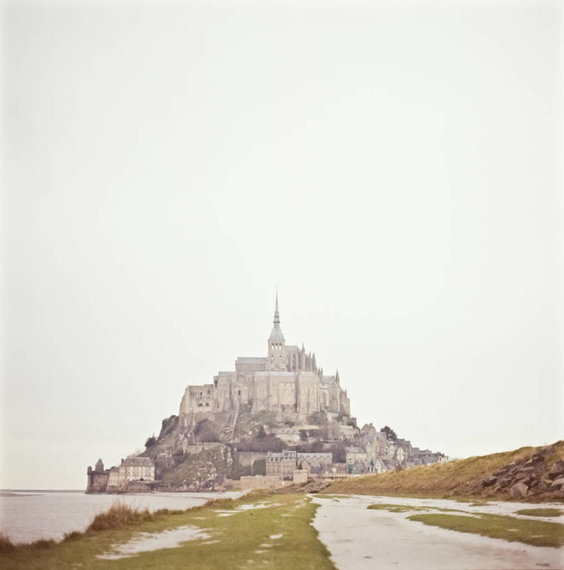 无人,竖图,室外,白天,建筑,路,法国,历史,草,摄影,宁静,要塞,法国文化,万里无云,圣米歇尔山,诺曼底,彩图