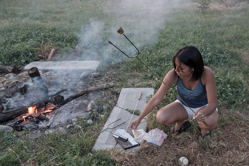 成年人,中年人,一个人,蹲,横图,室外,烧烤,美国,仅一个女性,仅一个人,准备,拿着,休闲装,饮食,草,黄昏,夏天,仅一个中年女性,烟,摄影,后院,药蜀葵,女人,女性,中年女性,休闲活动,彩图,营火,菲律宾人