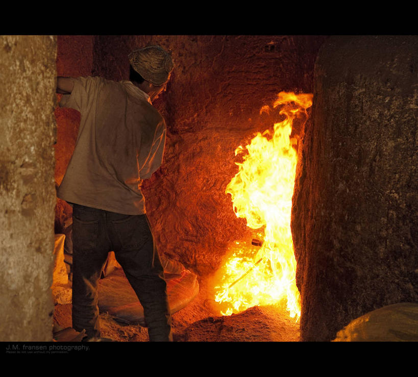 成年人,一个人,铁匠,站,横图,室内,摩洛哥,仅一个男性,工作,燃烧,热,休闲装,背面,工业,摄影,危险,彩图