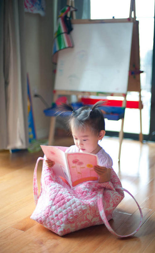 婴儿,儿童,脸,头,脸颊,一个人,坐,竖图,室内,白天,婴儿服装,纯洁,建材,地板,建筑,纽约,美国,仅一个人,反射,材料,篮子,木板,木材,地面,画架,肩膀,木地板,木柴,小孩,辫子,可爱,读书,摄影,建造,活泼,木料,专心,知识,宝宝,纯真,烂漫,无邪,纽约州,硬木,长岛市,伶俐,天真,亚洲人,孩子,头部,脸部,脸蛋,面部,书,彩图