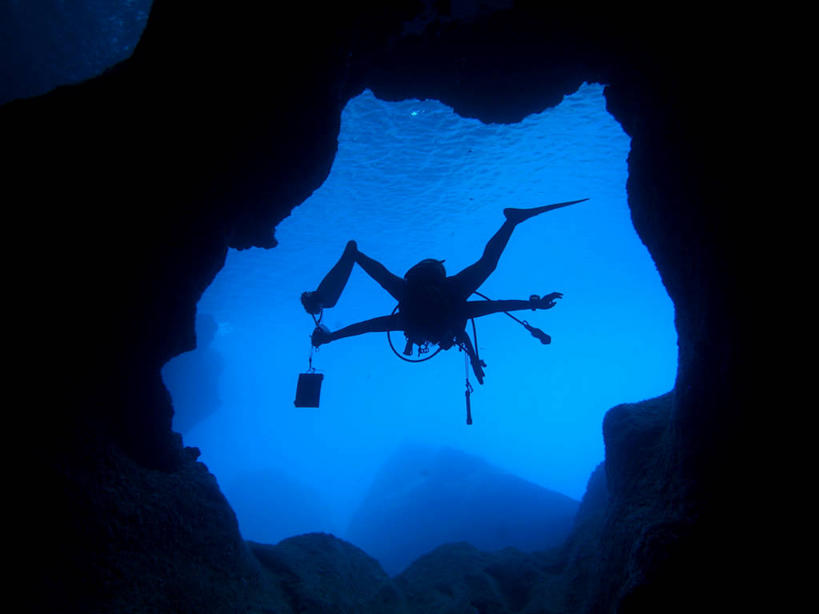 游泳,一个人,横图,度假,探险,水下,海洋,日本,岛,探索,摄影,洞穴,脚蹼,冲绳县,剪影,冒险,休闲活动,彩图,水肺潜水