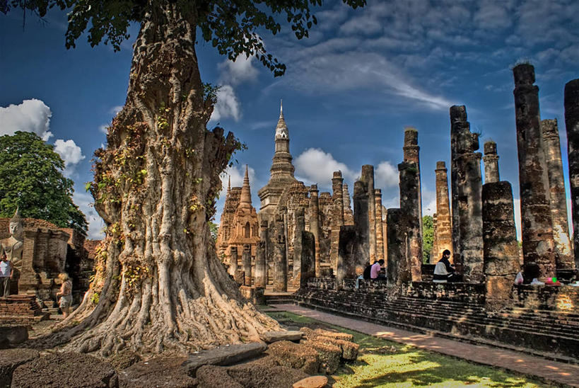 横图,室外,白天,建筑,泰国,雕像,柱子,云,历史,素可泰,废墟,草,树,天空,摄影,宗教,踏步,古代文明,彩图