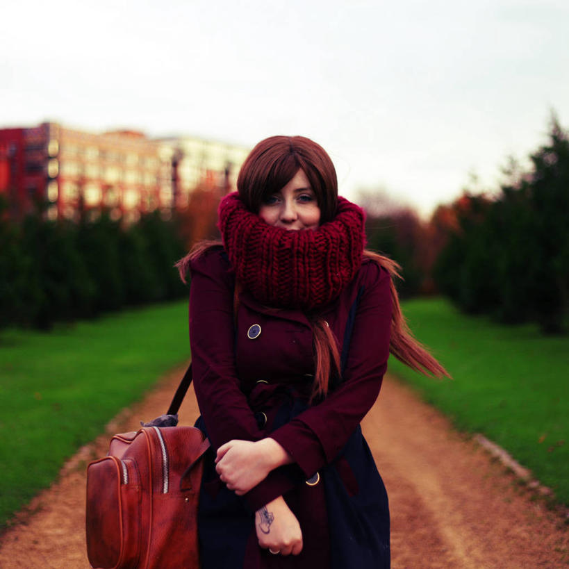 西方人,成年人,一个人,站,微笑,方图,室外,白天,正面,快乐,幸福,旅途,建筑,英国,欧洲,欧洲人,仅一个年轻女性,仅一个女性,仅一个人,挎包,草,树,摄影,肖像,万里无云,年轻女性,女人,女性,白种人,年轻人,手牵手,半身,彩图,冬衣