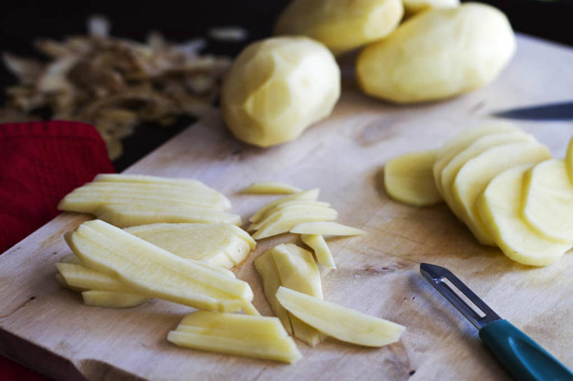 点心,面包,无人,横图,俯视,室内,白天,蔬菜,深圳,切开,准备,食品,面点,案板,吐司,饮食,食物,糕点,餐巾,切,摄影,法式面包,清新,剖面,吐司面包,切面,剥皮器,马铃薯,彩图,高角度拍摄,多士,听型面包