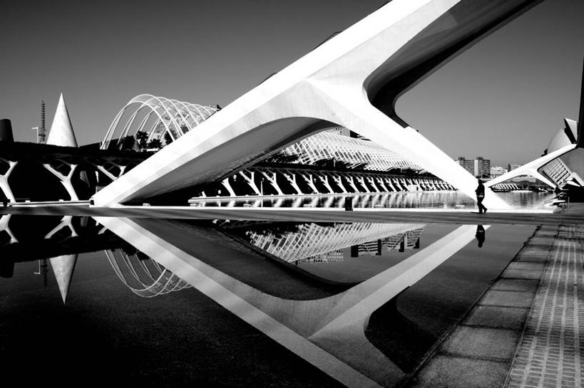 一个人,横图,黑白,室外,白天,水,城市,建筑,西班牙,反射,科学,联系,现代,天空,地标建筑,摄影,巴伦西亚省,艺术科学城