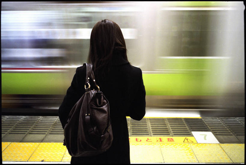 成年人,一个人,火车站,站,横图,室内,运动模糊,火车,车站,东京,日本,仅一个女性,包,站台,公共交通,首都,休闲装,月台,背面,运输,摄影,半身,彩图,铁路车站,铁路站