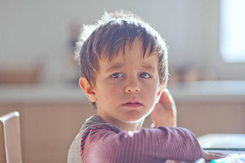 儿童,脸,头,脸颊,一个人,坐,横图,室内,白天,纯洁,桌子,意大利,仅一个男性,仅一个人,休闲装,起床,肩膀,小孩,仅一个小孩,可爱,童年,童趣,摄影,肖像,童真,烂漫,无邪,天真,男孩,男人,男性,孩子,头部,脸部,脸蛋,面部,彩图,男生