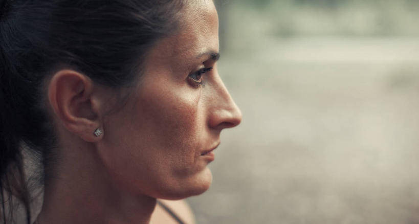 成年人,中年人,脸,头,脸颊,一个人,横图,室外,白天,意大利,仅一个男性,仅一个人,仅一个中年男性,肩膀,思考,人体,摄影,失望,写实,男人,男性,中年男性,头部,脸部,脸蛋,面部,彩图