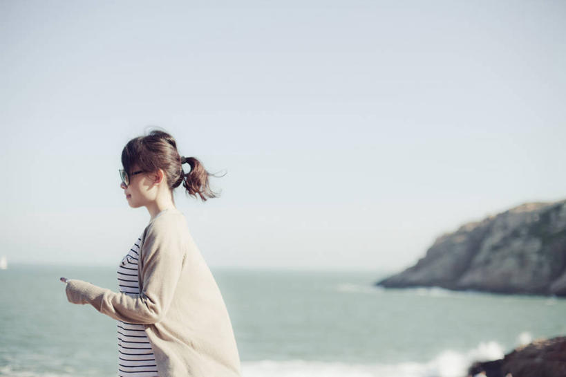 成年人,一个人,站,横图,室外,白天,侧面,海洋,香港,仅一个年轻女性,仅一个女性,仅一个人,天空,自然,太阳镜,摄影,马尾辫,年轻女性,女人,女性,中国人,年轻人,半身,彩图,独处