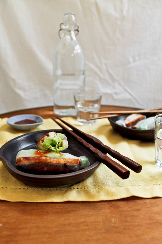 无人,竖图,室内,特写,水,筷子,桌子,马来西亚,猪肉,桌布,瓶子,摄影,清新,糯米纸,海鲜酱,彩图