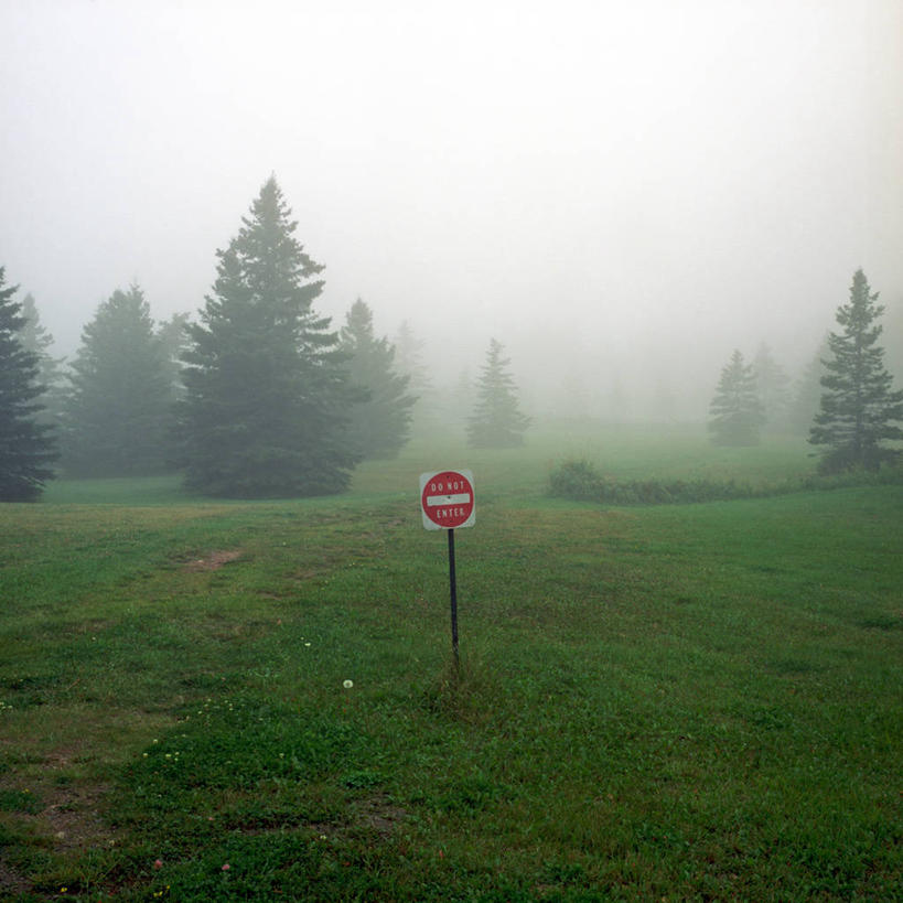 无人,横图,室外,雾,指示牌,美国,停靠,标志,文字,地形,田地,天气,警告,标识,草,树,天空,自然,警示,摄影,指导,宁静,禁止,提醒,提示,停泊,限制,明尼苏达,危险,彩图