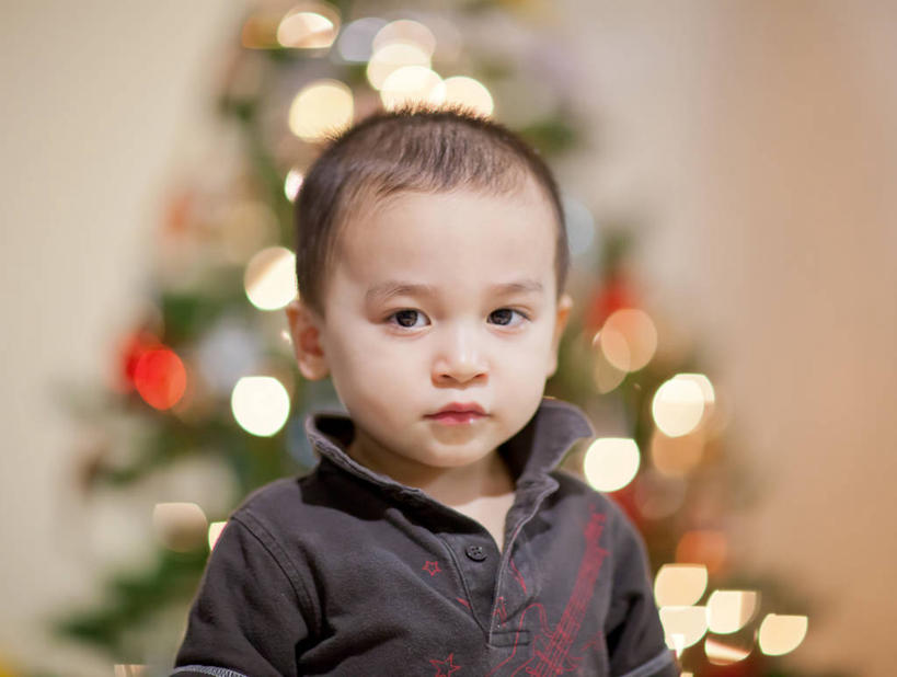 西方人,儿童,脸,头,脸颊,一个人,站,横图,室内,纯洁,照明,欧洲,加拿大,圣诞节,欧洲人,仅一个男性,仅一个人,节日,庆祝,装饰,彩灯,灯光,圣诞树,T恤,休闲装,文化,肩膀,灯,装饰品,树,小孩,装饰物,灯具,仅一个小孩,庆典,可爱,童年,童趣,摄影,花灯,纪念,华丽,修饰,照亮,点缀,照明设备,肖像,饰物,圣诞灯,童真,烂漫,无邪,衬托,美观,雅致,雅观,温哥华,大不列颠哥伦比亚,天真,男孩,男人,男性,白种人,亚洲人,孩子,头部,脸部,脸蛋,面部,彩图,短发,男生,传统文化,菲律宾人