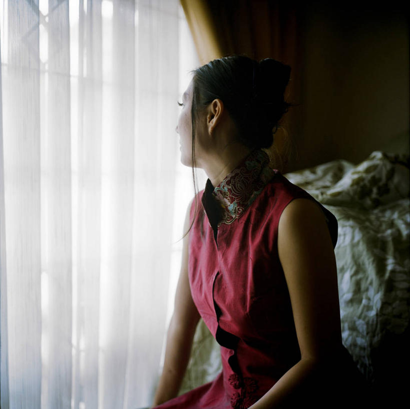 成年人,中年人,一个人,坐,横图,室内,白天,窗户,印度尼西亚,仅一个女性,仅一个人,注视,休闲装,观察,看,仅一个中年女性,思考,放松,摄影,观看,察看,关注,西爪哇,女人,女性,中年女性,中国人,半身,彩图,万隆