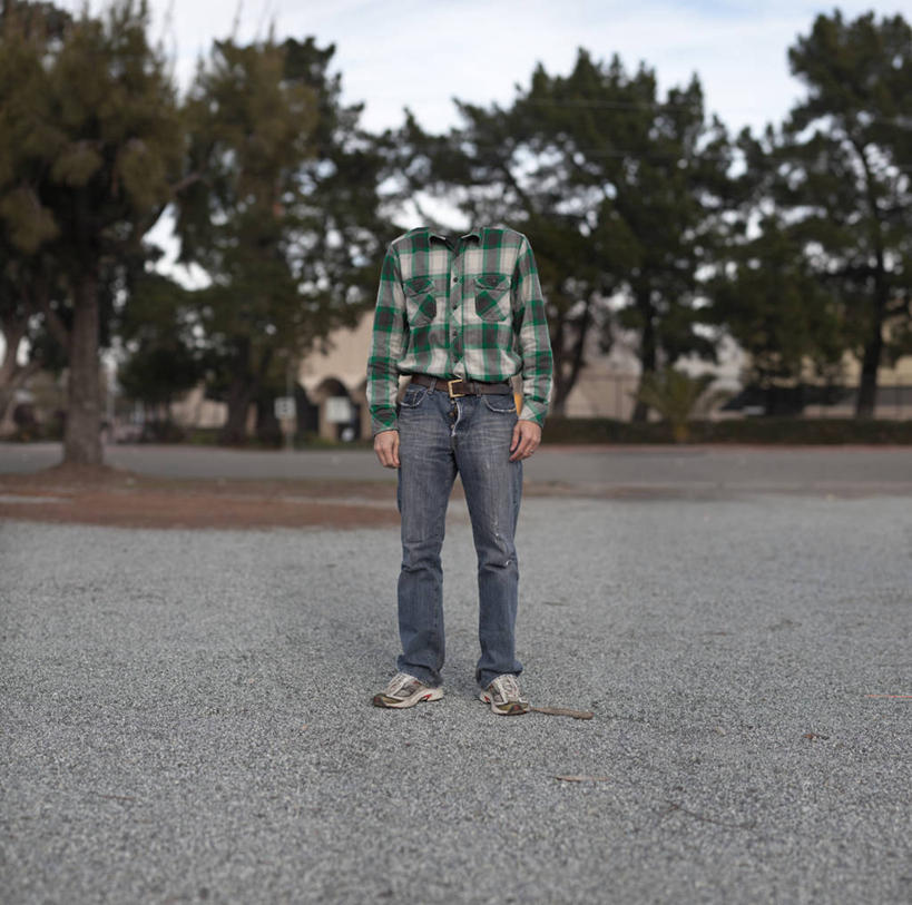 西方人,成年人,中年人,老年人,一个人,站,横图,室外,白天,衬衫,路,欧洲,美国,欧洲人,仅一个男性,仅一个人,仅一个中年男性,牛仔裤,休闲装,树,打开,摄影,拉链,幽默,开启,加利福尼亚,沙砾,计算机制图,想法,男人,男性,中年男性,白种人,彩图