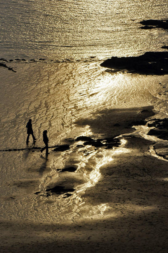 两个人,竖图,俯视,室外,海洋,水,日光,法国,反射,光线,光芒,黄昏,摄影,布列塔尼,圣马洛,剪影,海滩,休闲活动,步行,彩图,高角度拍摄