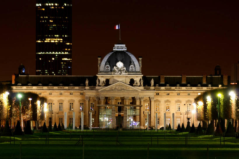 无人,学校,教学楼,横图,室外,夜晚,草坪,城市,建筑,路灯,法国,巴黎,首都,教育,校园,树,天空,教室,摄影,照亮,圆顶建筑,法国文化,法国国旗,彩图,教学大楼