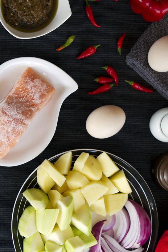 无人,竖图,俯视,特写,洋葱,深圳,准备,黑色背景,香料,咖喱,鱼类,红色,盘子,摄影,清新,泰国食品,泰国文化,海产,马铃薯,胡椒,大蒜,彩图,高角度拍摄,影棚拍摄