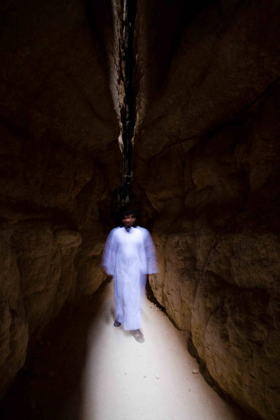 成年人,一个人,竖图,室内,白天,正面,运动模糊,日光,仅一个男性,摄影,洞穴,岩层,波斯湾,中东文化,沙特阿拉伯,岩石,步行,彩图,传统服装