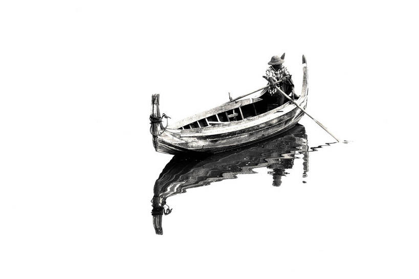 划船,成年人,一个人,坐,横图,俯视,黑白,室外,白天,客轮,帽子,缅甸,仅一个男性,反射,拿着,休闲装,自然,运输,摄影,桨,高角度拍摄,水上出租车