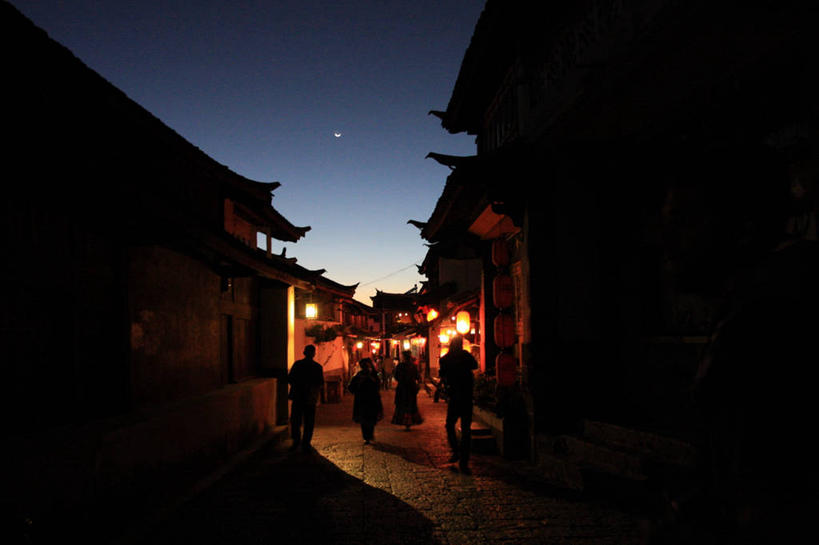 四个人,横图,室外,夜晚,建筑,丽江,古城,天空,摄影,照亮,中国文化,云南省,彩图,巷