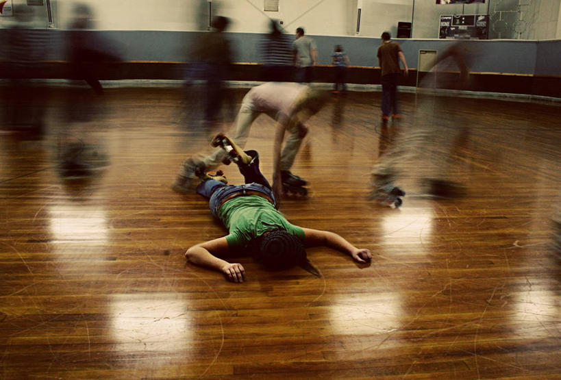 西方人,成年人,一个人,横图,室内,白天,运动模糊,建材,地板,建筑,欧洲,加拿大,欧洲人,仅一个年轻女性,仅一个女性,仅一个人,木制,材料,木板,木材,旱冰,地面,休闲装,木地板,木柴,趴着,摄影,建造,木料,落下,照亮,不幸,硬木,年轻女性,女人,女性,白种人,年轻人,彩图,滑板运动