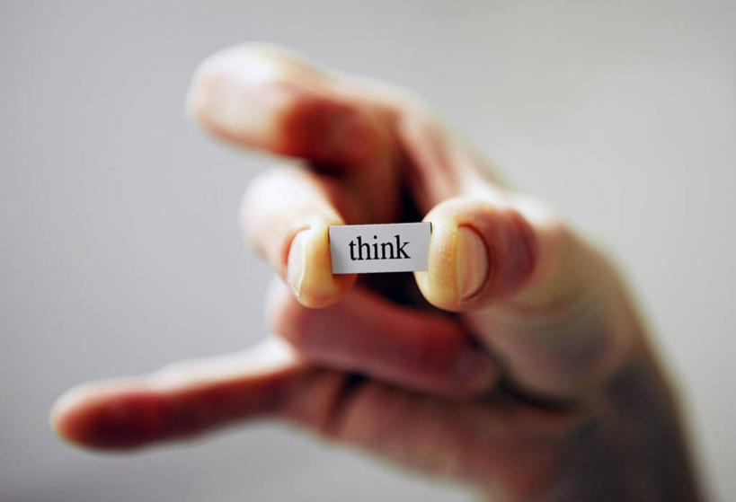 西方人,中年人,手,一个人,横图,通讯,英国,欧洲,欧洲人,灰色背景,首都,单词,人体,摄影,英文字母,部分,想法,白种人,彩图,影棚拍摄