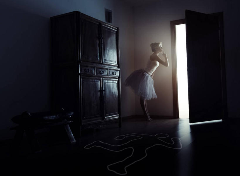 成年人,头发,一个人,站,摸,横图,室内,白天,侧面,神秘,安全,柜子,门,哈萨克斯坦,仅一个年轻女性,仅一个女性,仅一个人,抚摸,弯腰,休闲装,打开,金色,安静,摄影,尸体,死亡,犯罪,开启,问题,尸身,遗体,阿拉木图,粉笔轮廓,年轻女性,女人,女性,年轻人,触摸,接触,彩图,尸首